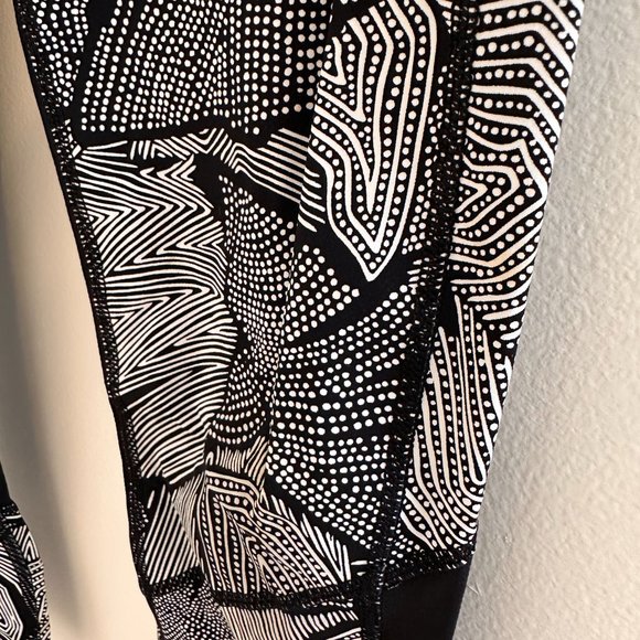 Lululemon yoga capri leggings - Picture 2 of 4